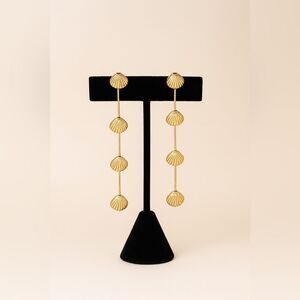 Torrid- Gold Clam Shell Dangle Earrings‎